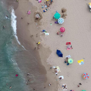 cumhurbaskani korumalari birakip halk plajina girdi xINvF5Aa