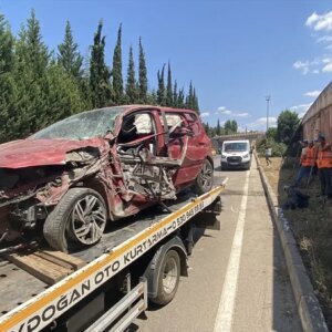 karabukte agaca carpan otomobilin surucusu yaralandi hHUD6c4P