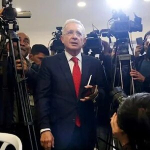 kolombiyada mahkeme eski cumhurbaskani uribeye verilen ev hapsi cezasini kaldirdi gUPRnmpp