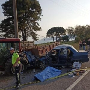 otomobil park halindeki traktore carpti bir olu We4Tuy5x