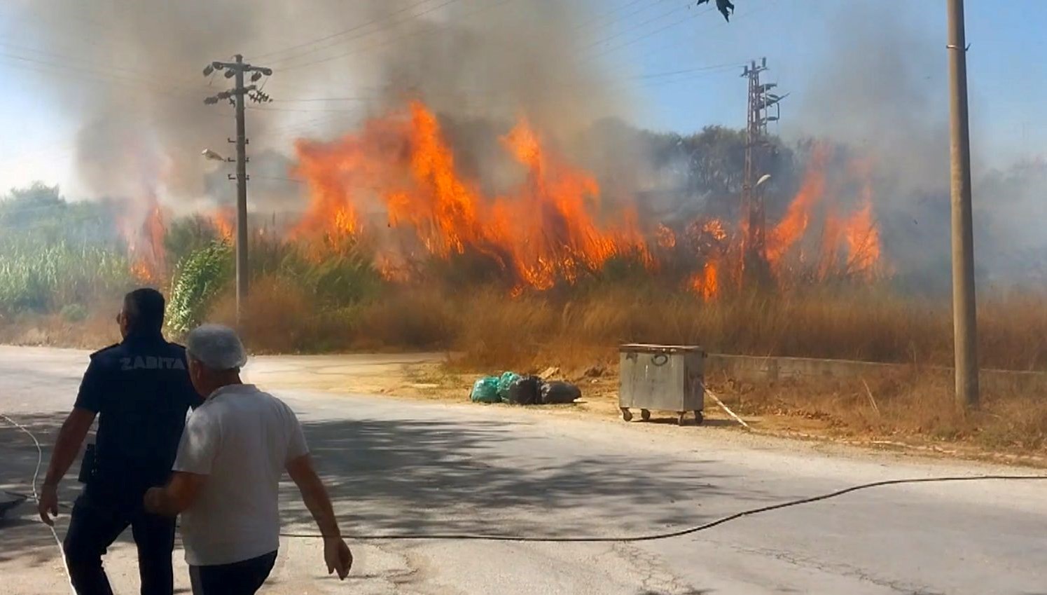 antalyada sazlik yangini vatandaslar yangin tupleriyle mudahale etti gvSDZhOv