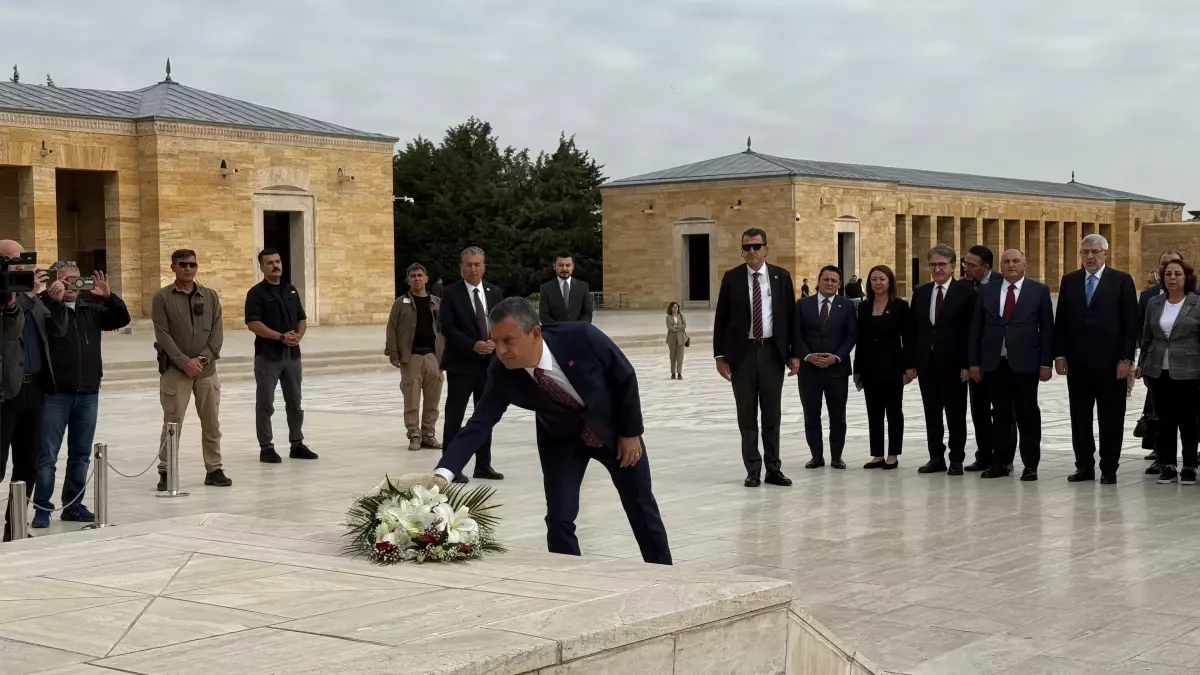 chp genel baskani ozgur ozel parti meclisi ve ydk uyeleriyle anitkabiri ziyaret etti 3rYfHA72