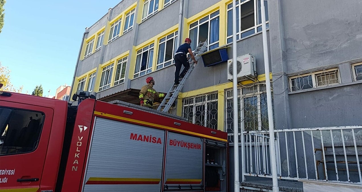 okulda mahsur kalan 3 ogrencinin imdadina itfaiye yetisti vweJBXFz