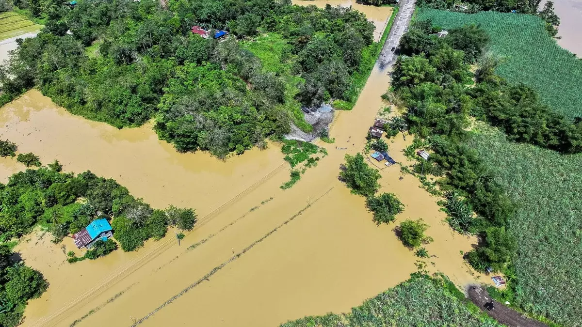fengshen firtinasi filipinlerde can aldi RUcuMKRX.jpg