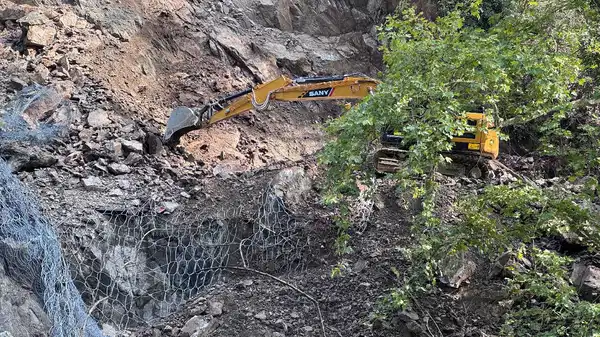 karabukte heyelan demir yolu hatti seferlere kapatildi OKMzfDgu.jpg