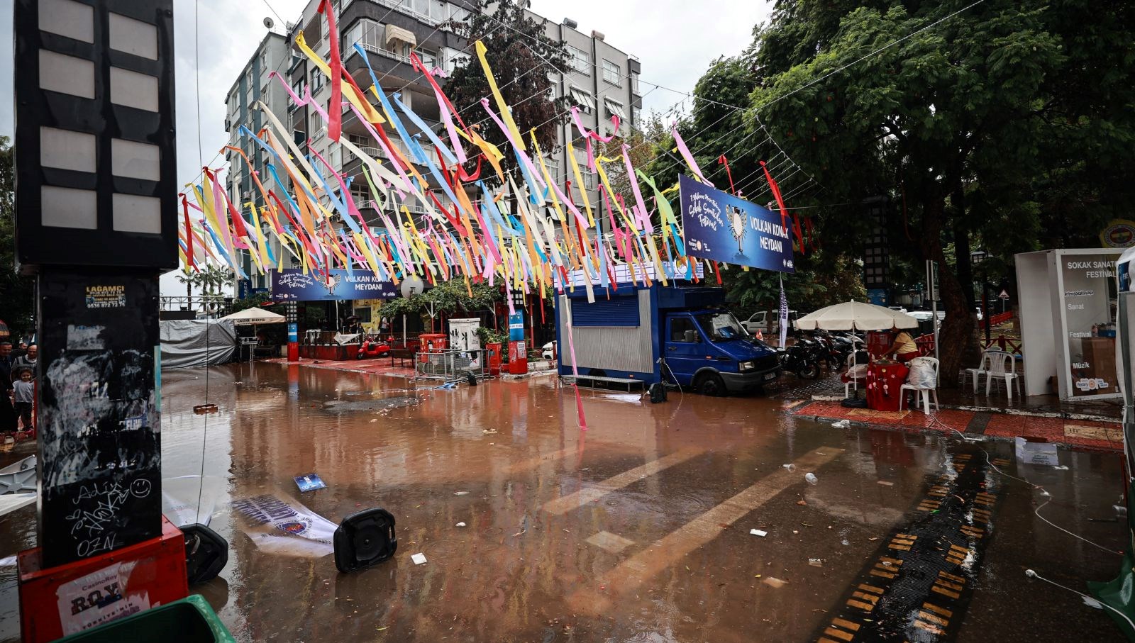 mersinde saganak agaclar devrildi yollar gole dondu WJJggWMb.jpg