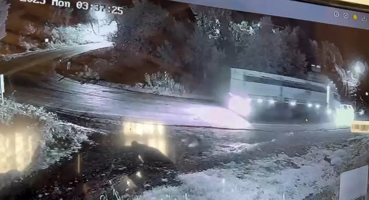 tokatta kamyon ile otomobil carpisti yaralilar var WPNGkvPz.jpg