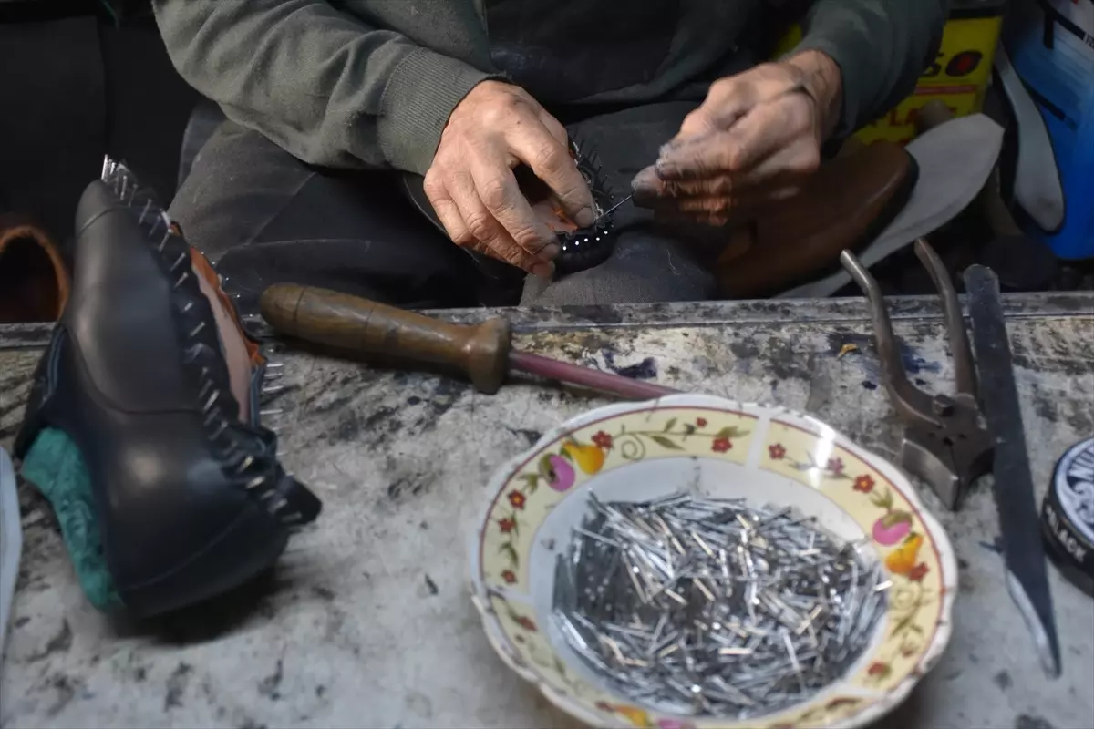 72 yasindaki usta 60 yil suren ayakkabi sanati NXQA7LFS.jpg