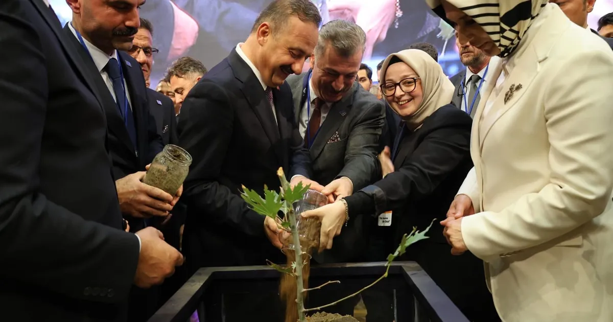 anahtar parti ilk yasinda 30 bin kisiyle salona sigmadi ZgPu29jr.webp