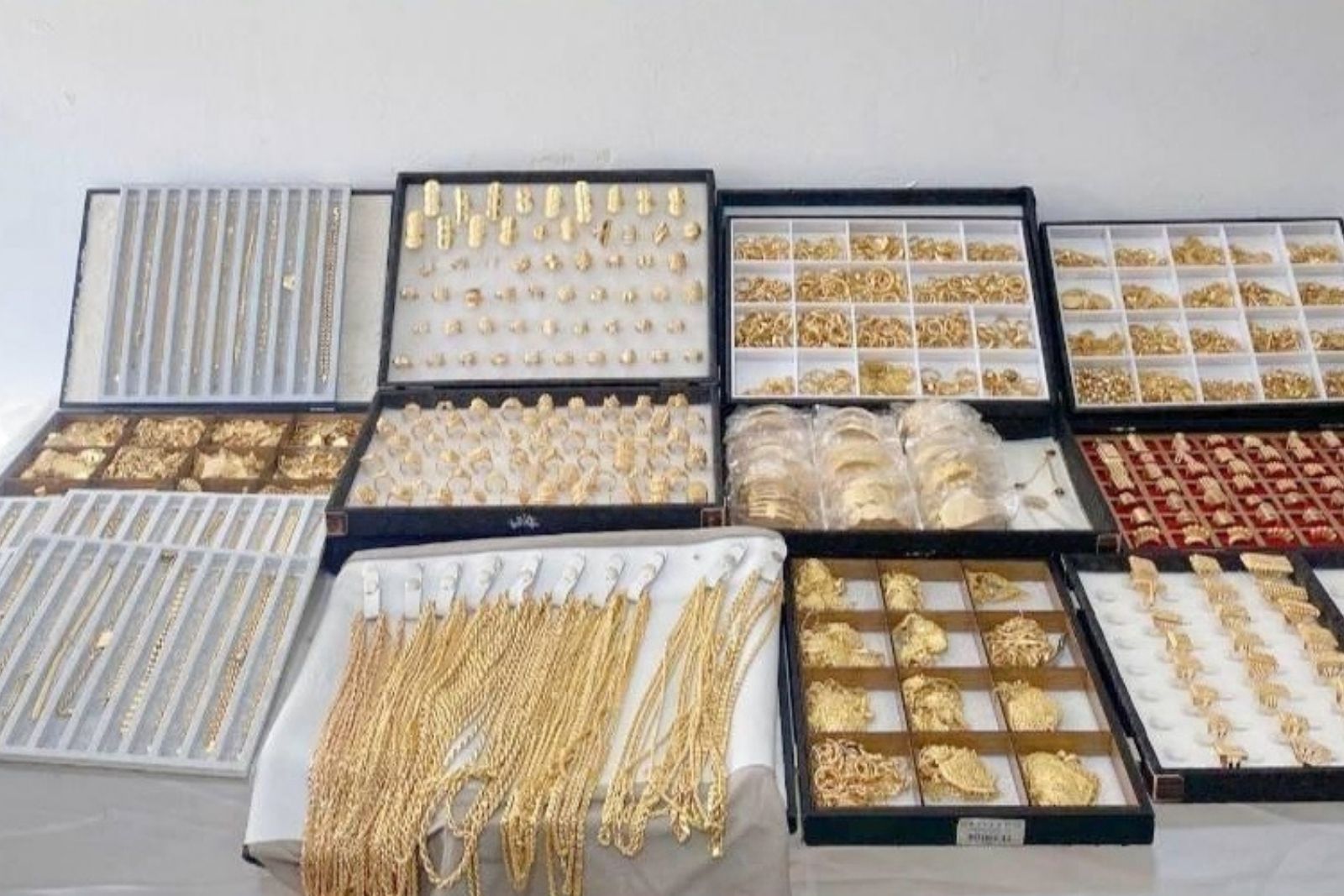 diyarbakirda kacak yollarla getirilen 75 kilogram islenmis altin ele gecirildi FaAtyJVq.jpg