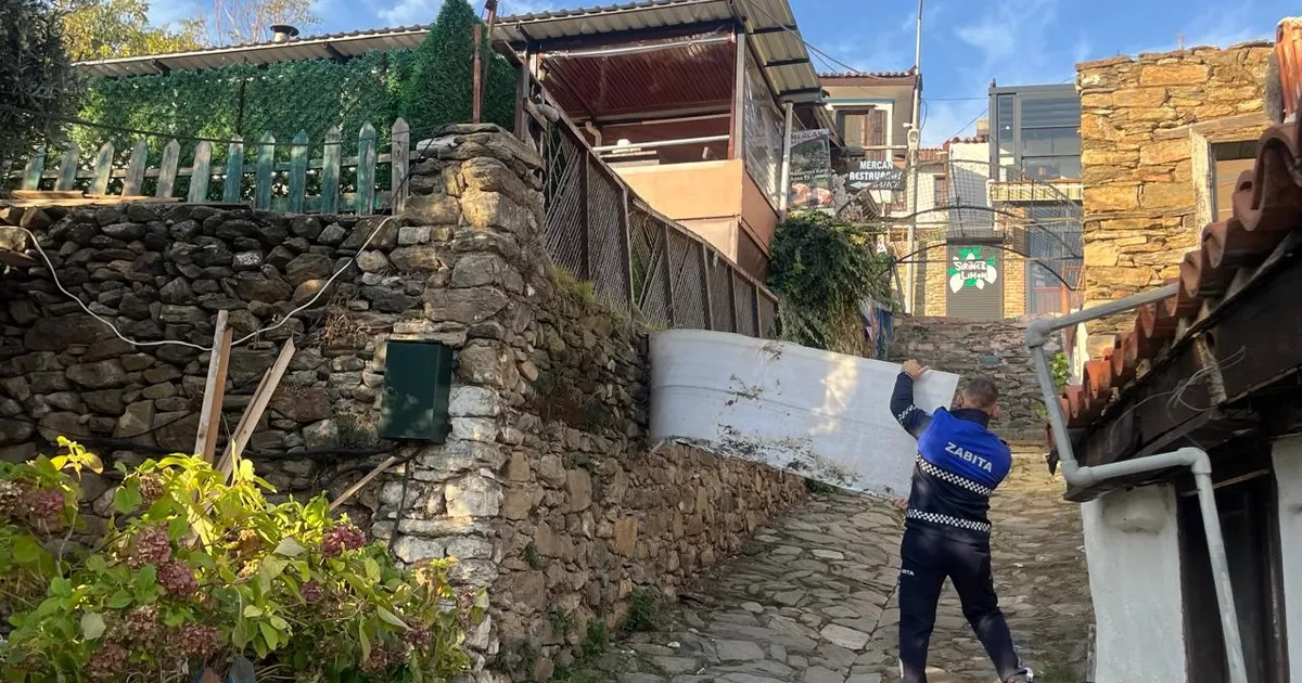 efes selcukta goruntu kirliligi yaratan tabelalar kaldiriliyor 96ySX8Ud.webp