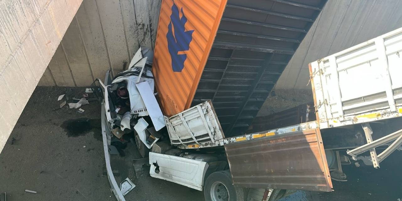 kamyonetle carpisan tir kopruden uctu 5bWzXmSr.jpg