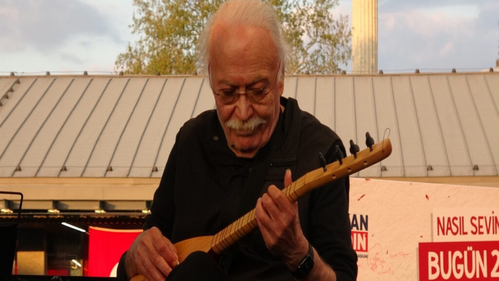 usta-sanatci-cahit-berkay-bursada-konser-verdi-eA5Z3xf4