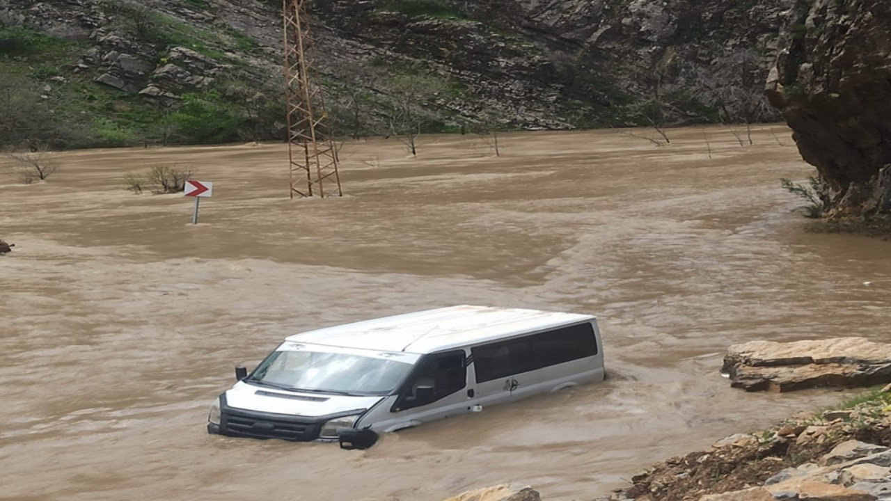 hakkaride-dere-tasti-koy-yolu-ulasima-kapandi-OTBfkDf2