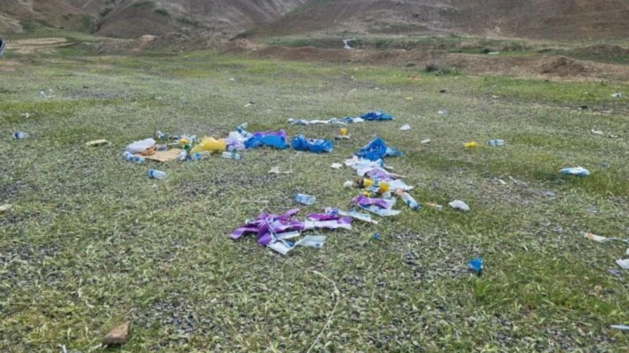 milyonlarca-yillik-mirasa-saygisizlik-gokkusagi-tepeleri-copluge-dondu-QbOhAKPI-1