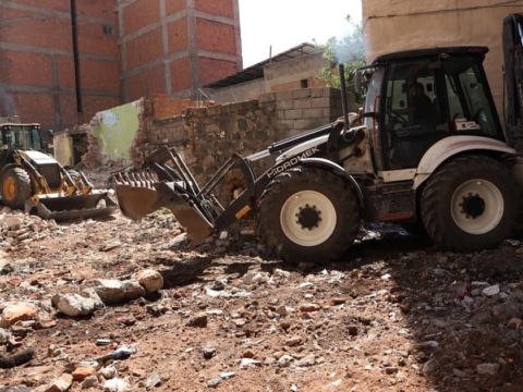 Diyarbakir muradiyede metruk binalar yikiliyor xznQkgdW