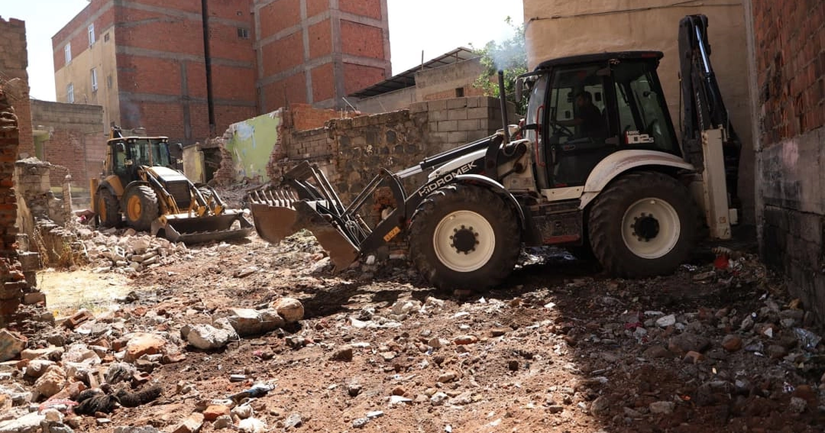Diyarbakir muradiyede metruk binalar yikiliyor xznQkgdW